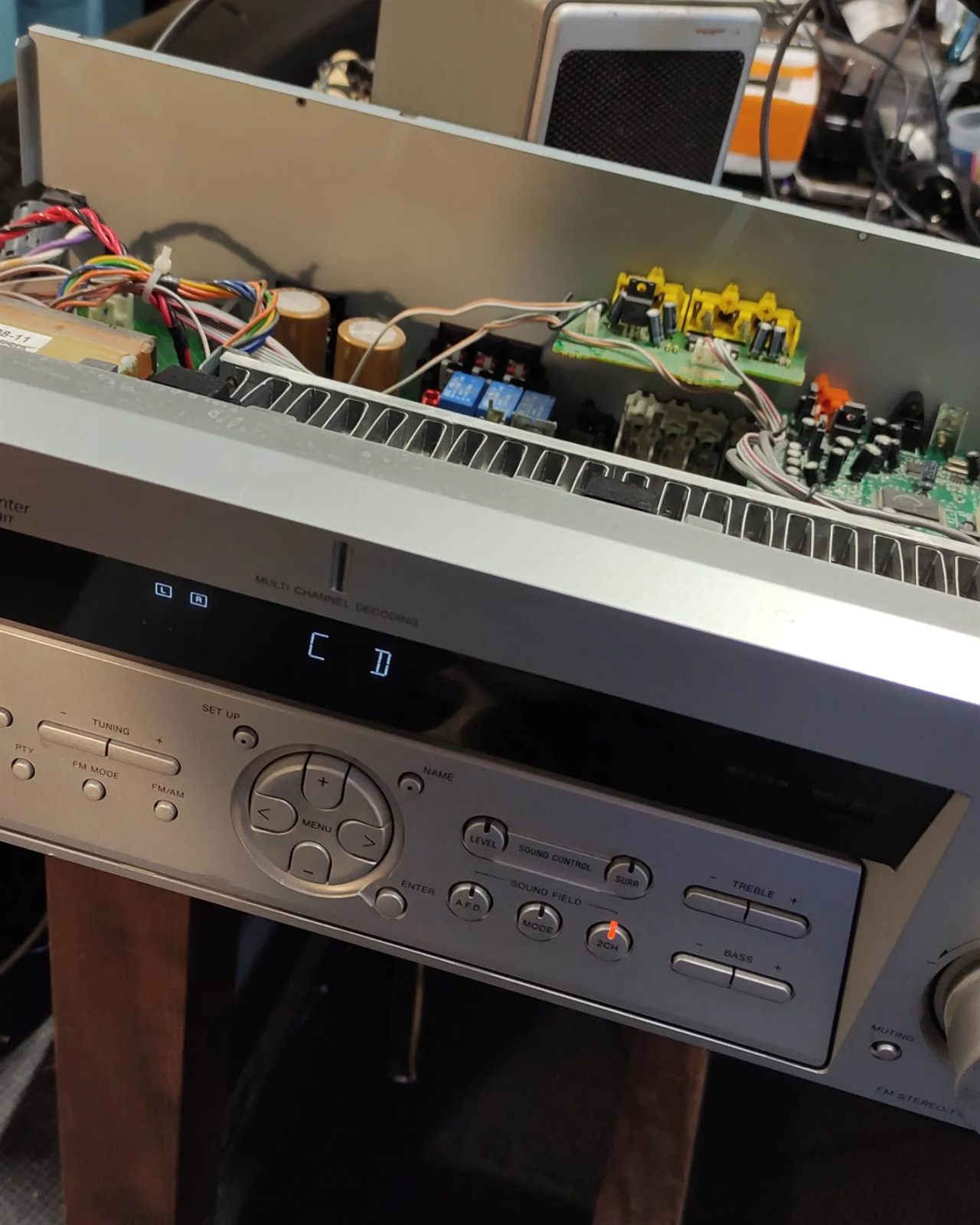 Ampli home cinéma Sony ouvert et allumé sur l'établi, ses relais bleus visibles