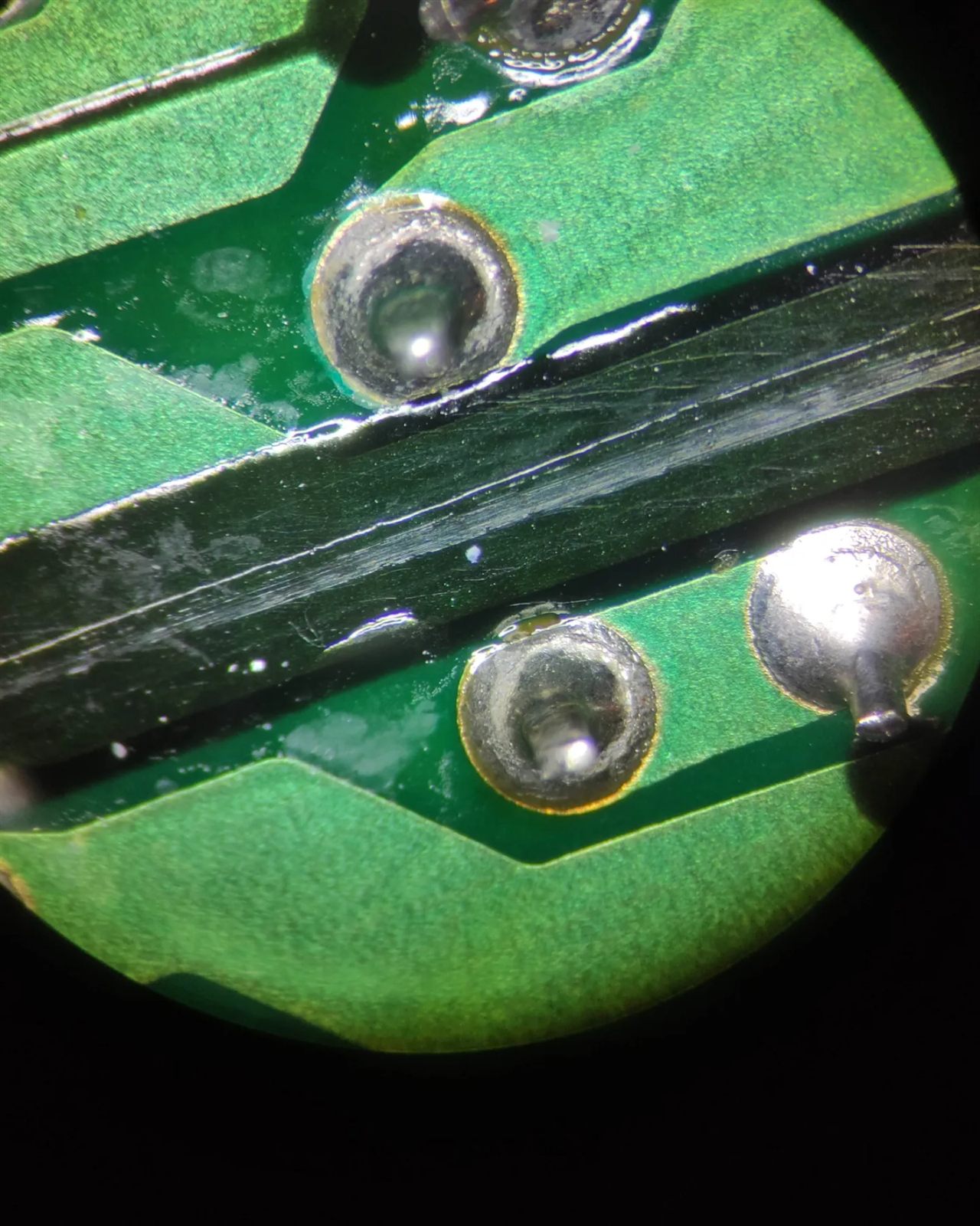 Soudures de relais vues au microscope, fissurées en anneau autour des pattes