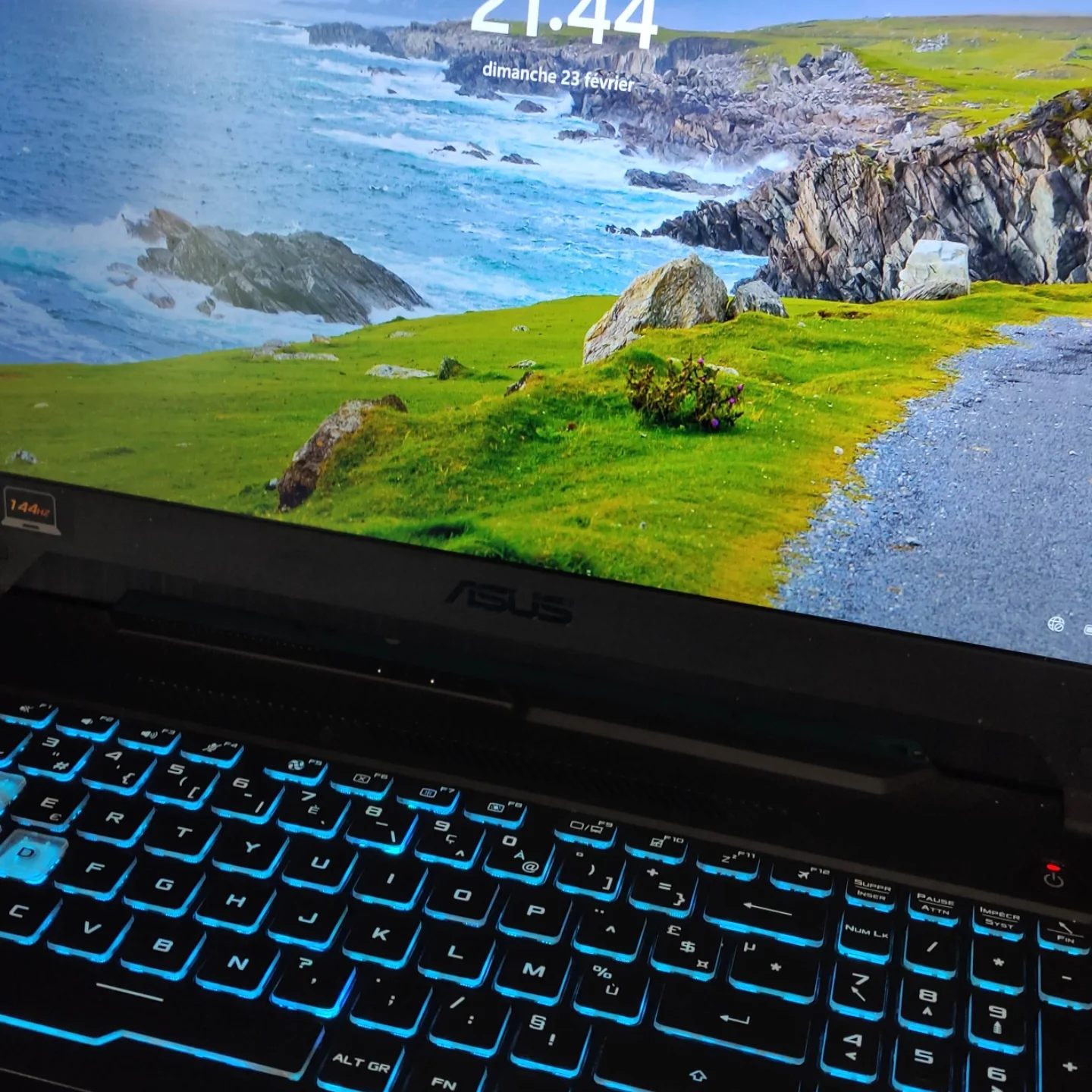 PC portable Asus TUF Gaming F15 réparé, allumé sur l'écran de verrouillage