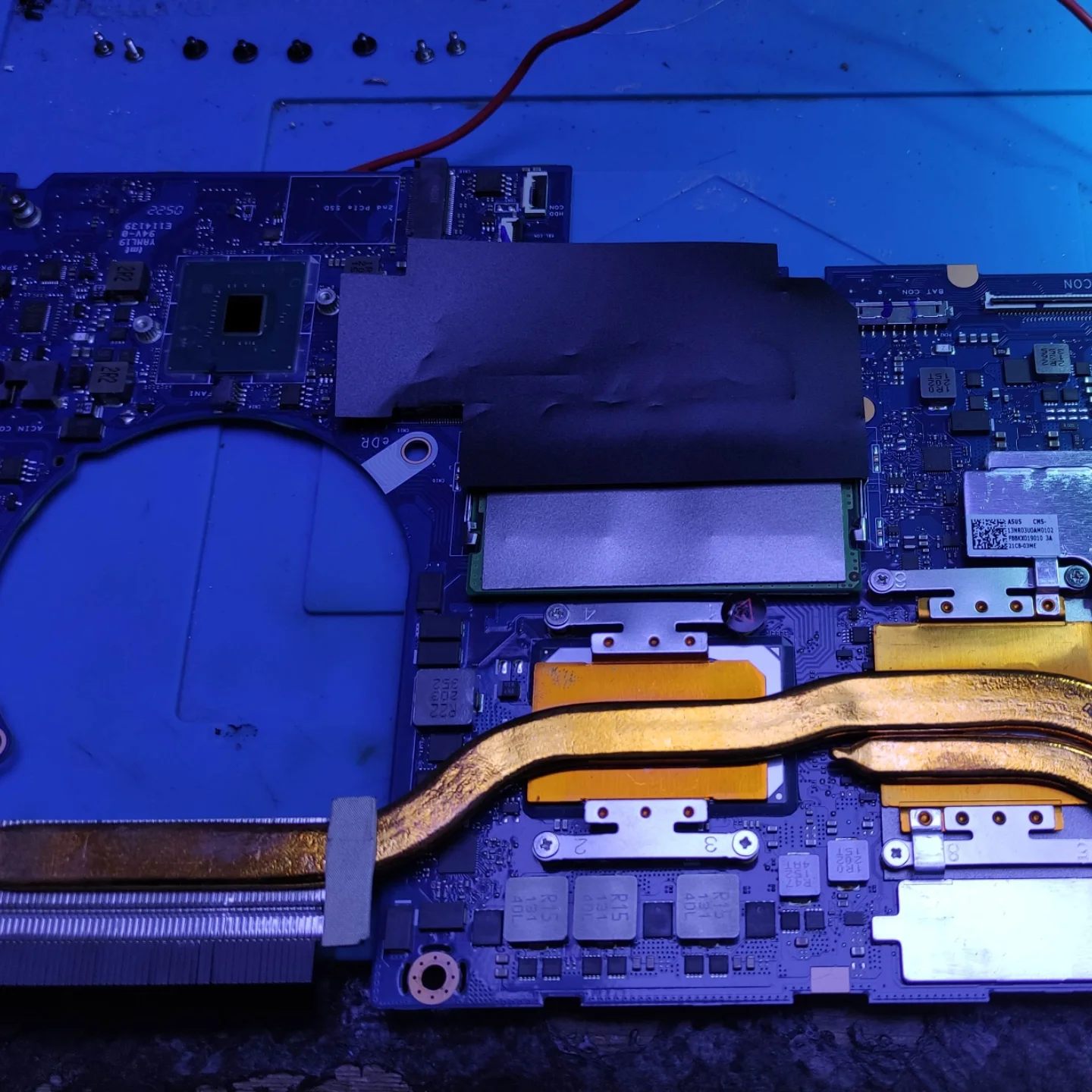 Carte mère du PC portable Asus TUF Gaming F15, démontée