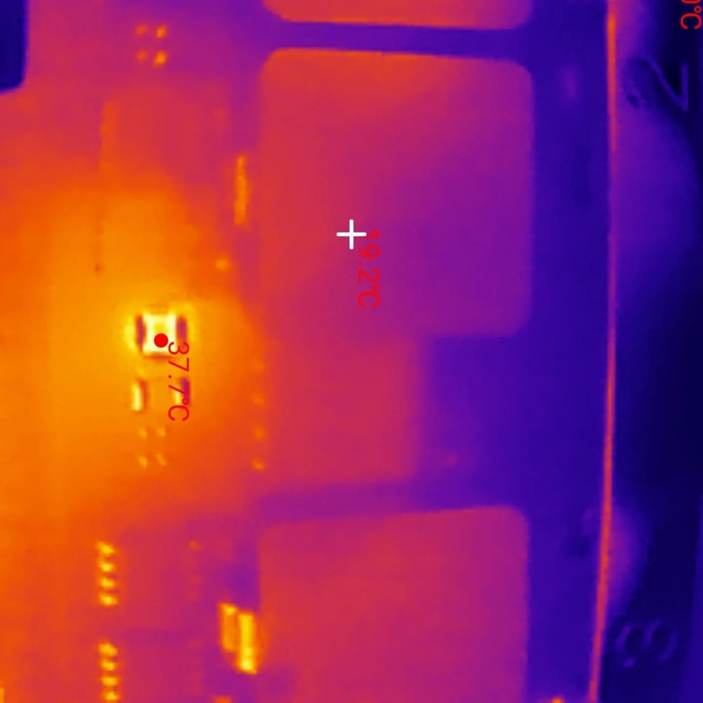 Carte mère vue à la caméra thermique, un petit condensateur à 37,7 °C