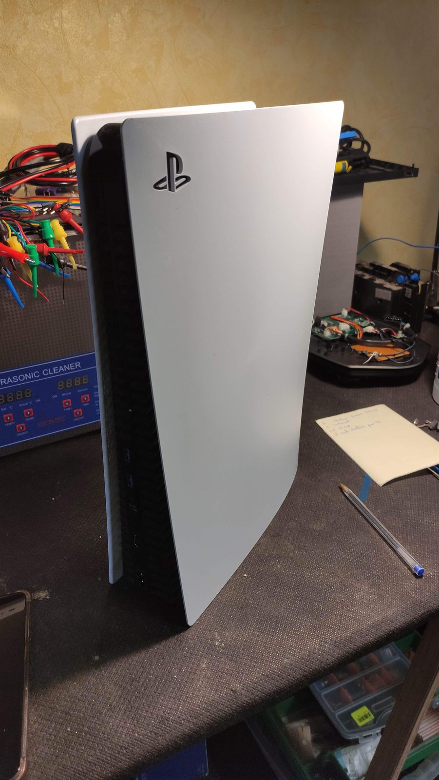 PlayStation 5 posée sur l'établi de l'atelier