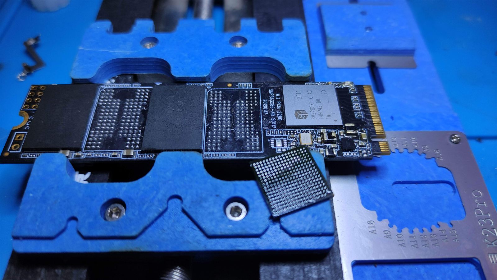 Carte mémoire SSD dont une puce a été dessoudée