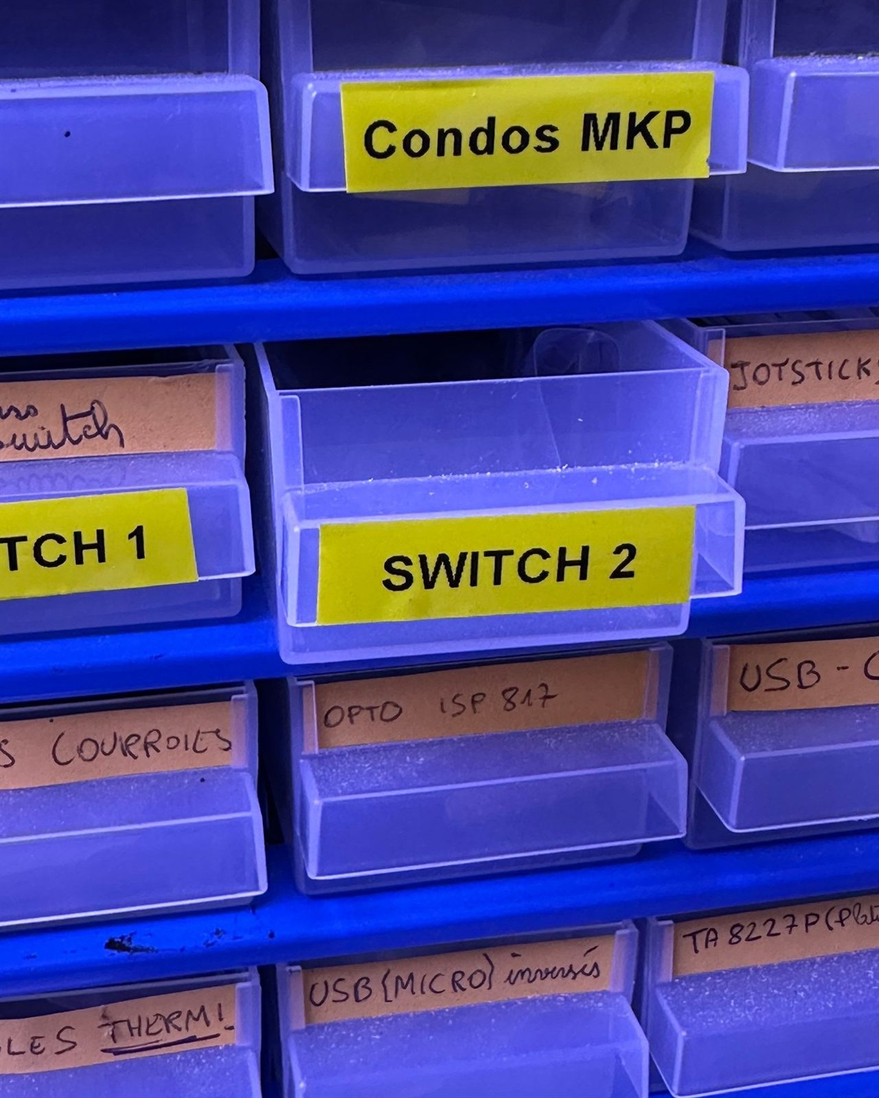 Tiroir de pièces étiqueté Switch 2 dans le rangement de l'atelier