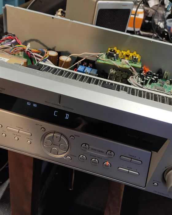Ampli home cinéma Sony ouvert et allumé sur l'établi, ses relais bleus visibles