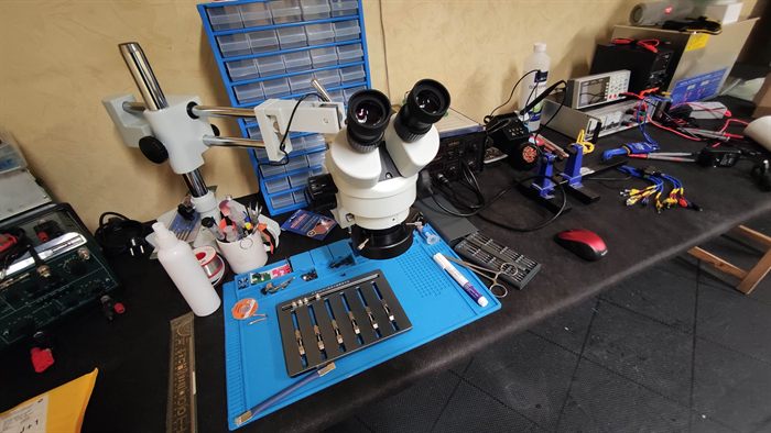 L'établi de l'atelier avec son microscope