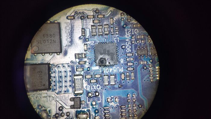 Carte électronique inspectée au microscope