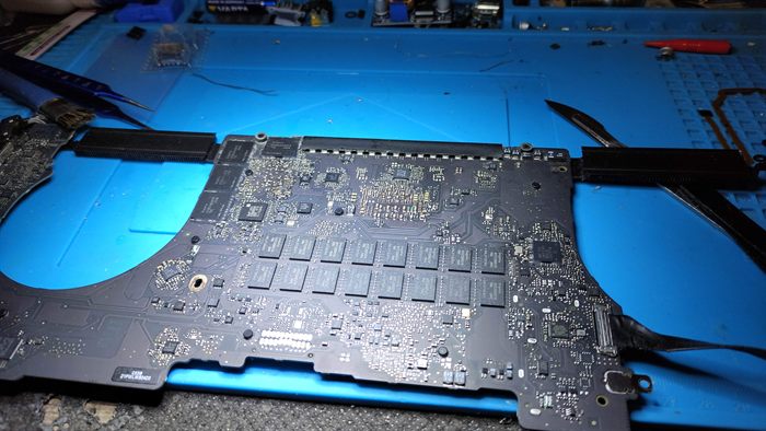 Carte mère de MacBook Pro en réparation