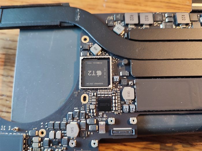 Puce de sécurité T2 sur une carte mère de MacBook