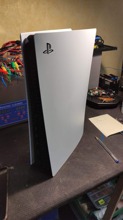 PlayStation 5 posée sur l'établi de l'atelier