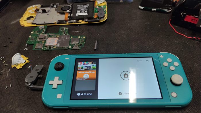 Nintendo Switch Lite ouverte, carte et écran séparés