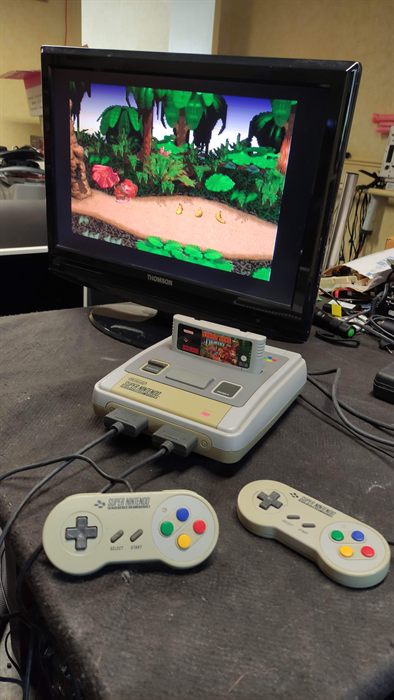 Super Nintendo réparée qui affiche un jeu sur un écran