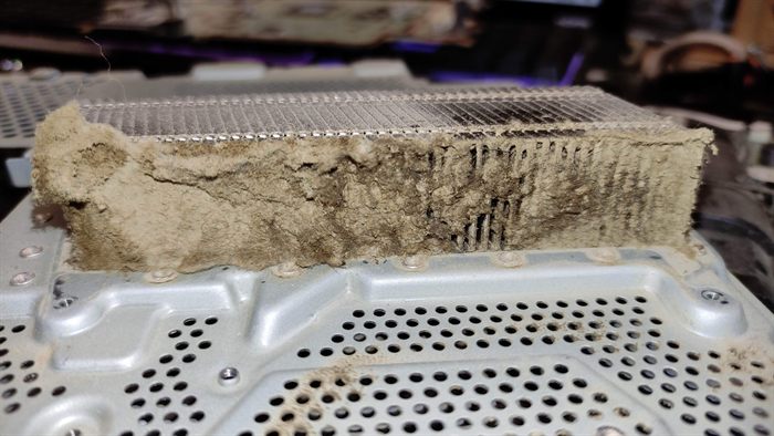 Radiateur de console bouché par la poussière avant nettoyage