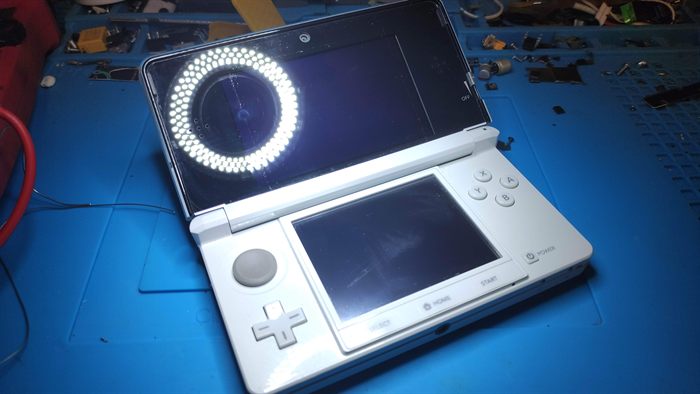 Nintendo 3DS sous la lampe de l'établi