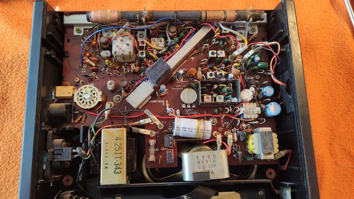Intérieur d'une radio ancienne