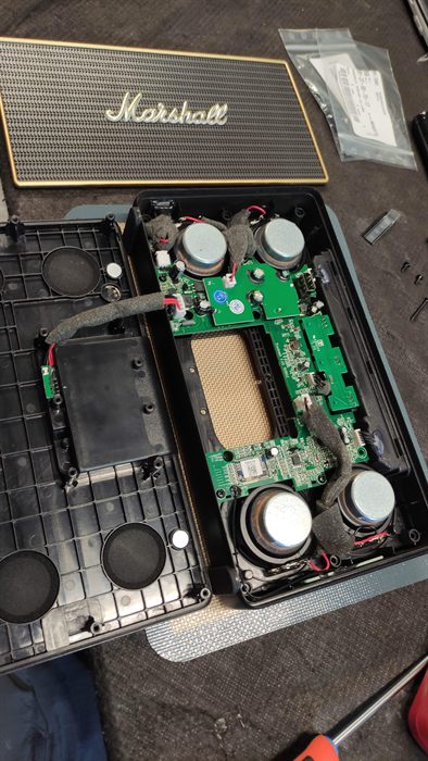 Enceinte Marshall ouverte, carte électronique visible