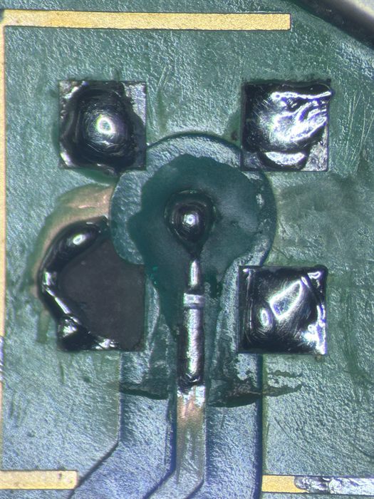 Pastilles de soudure nettoyées, vues au microscope
