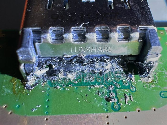 Prise HDMI de PS5 arrachée, pistes et pastilles abîmées par une réparation maison
