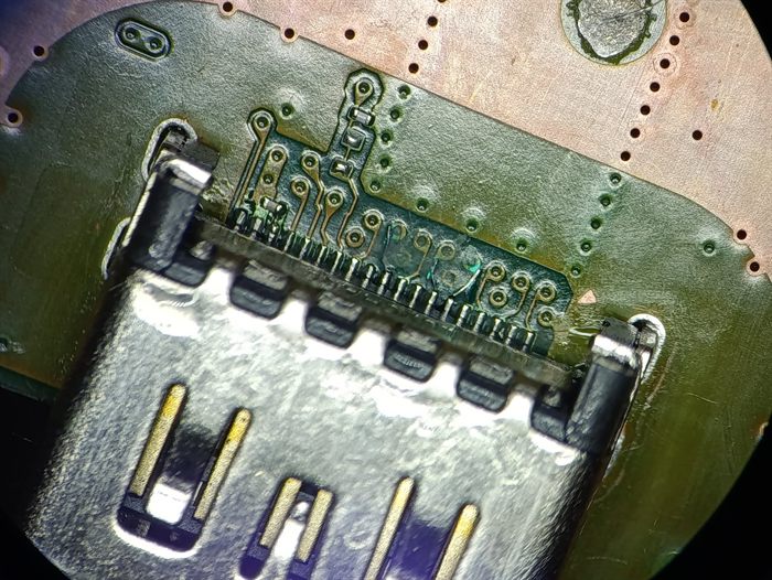 Prise HDMI neuve soudée sur la carte mère de la PS5