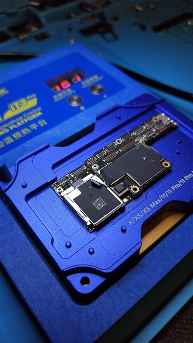 Carte mère d'iPhone sur un support de test