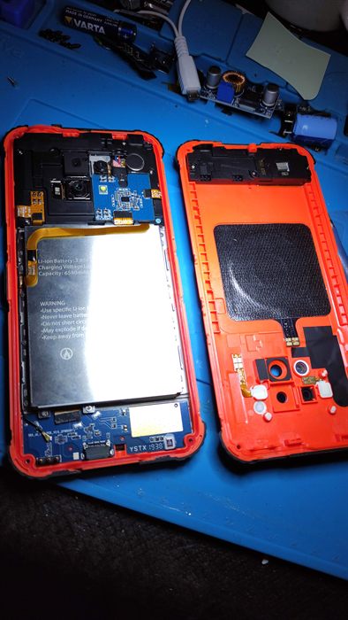 Deux smartphones ouverts, coques retirées